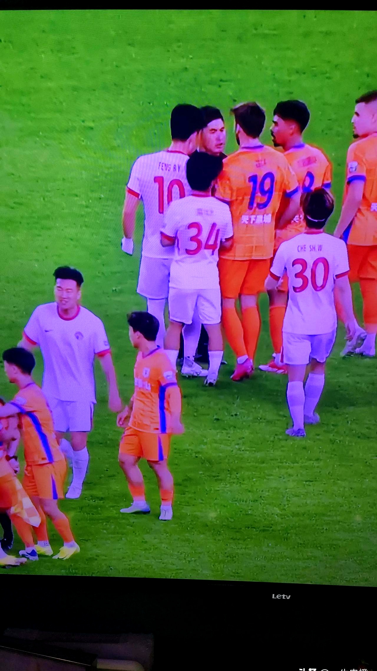 山东泰山训练开放日，集结日完成体检引欢呼，欧超杯在即，阵容厚度经受考验